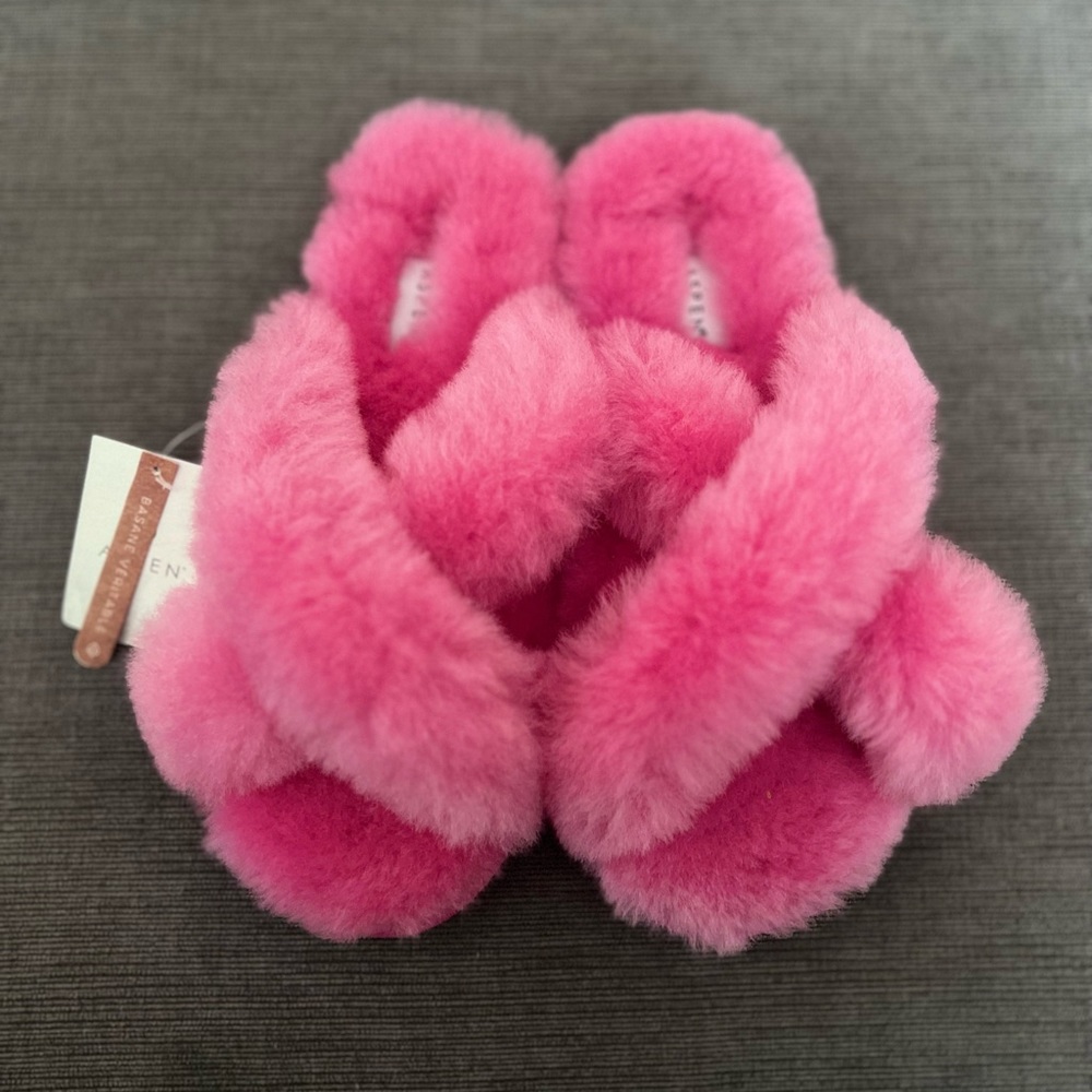 ASPEN Girls hot pink crisscross sheepskin slippers